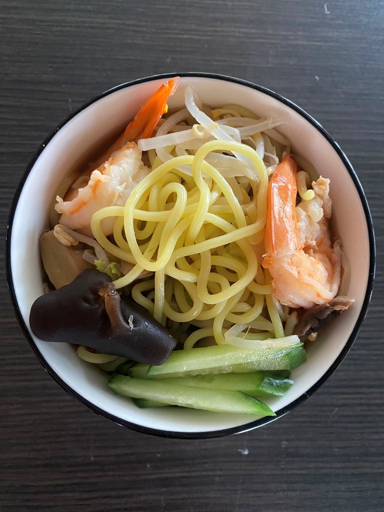 Σούπα με γαρίδες και noodle ramen 